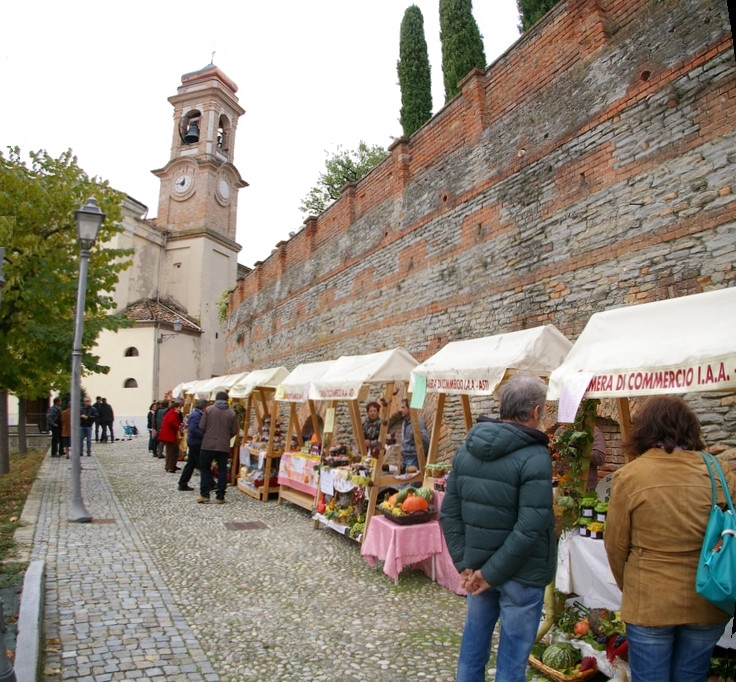 Bancarelle con i prodotti tipici del territorio in vendita con particolare riferimento alla Cougnà di Coazzolo.