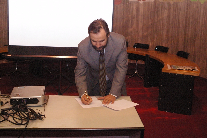 Sottoscrizione della Proposta di collaborazione della Provincia di Asti da parte del Prof. Marco Devecchi dell Osservatorio del Paesaggio per il Monferrato e l Astigiano (Foto di Francesco Garetto).