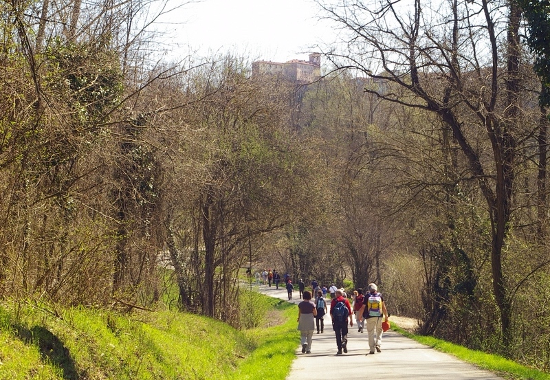Camminatori in marcia da Arignano a Vezzolano. Veduta sullo sfondo del Castello di Moncucco Torinese.