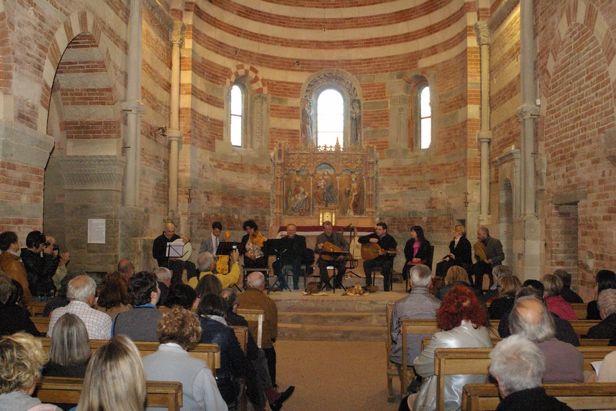 Musiche e canti della primavera medioevale "Quando erba nuova e nuova foglia nasce"da parte del gruppo di musica antica La Ghironda presso la Canonica di Santa Maria di Vezzolano (domenica 14 aprile 2013).