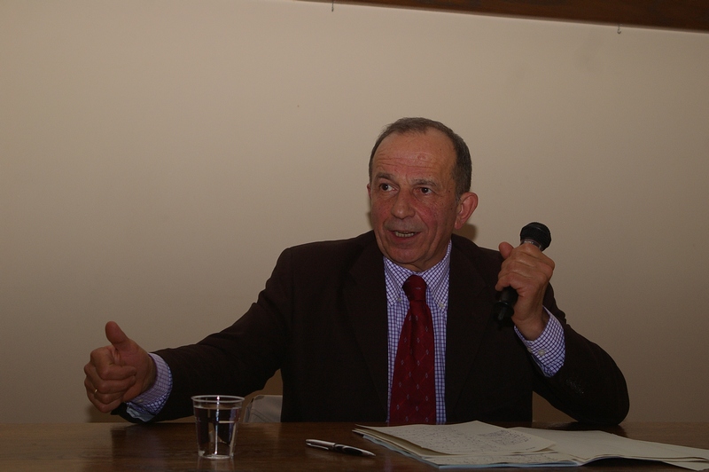 Conferenza nell ambito della Quinta Settimana del Romanico Astigiano del Prof. Cesare Emanuel, Rettore dell Università del Piemonte Orientale "A. Avogadro", su "Prospettive economiche e  territoriali per il  Nord Astigiano. Il Territorio come piattaforma per lo sviluppo locale" presso la Sala incontri della Cantina Terre dei Santi a Castelnuovo Don Bosco.