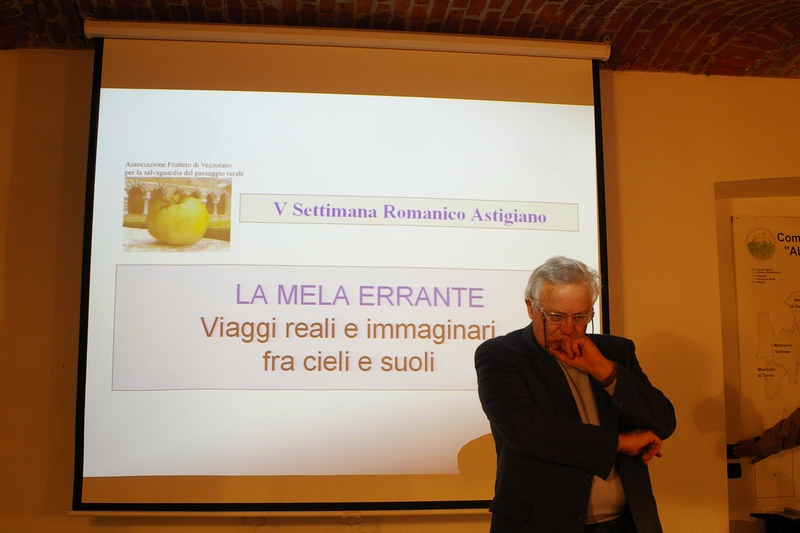 Avvio della conferenza del Prof. Dario Rei su "La mela errante - Viaggi reali e immaginari fra cieli e suoli" presso la Sala Convegni dell Azienda Sperimentale di Vezzolano, sabato 20 aprile 2013.
