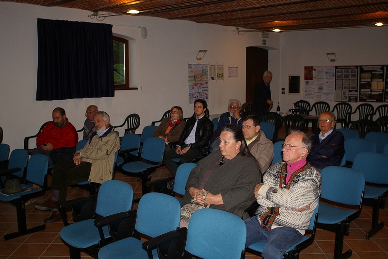 Pubblico presente in sala alla Conferenza del Prof. Dario Rei su "La mela errante - Viaggi reali e immaginari fra cieli e suoli"  presso la Sala Convegni dell Azienda Sperimentale di Vezzolano, sabato 20 aprile 2013.