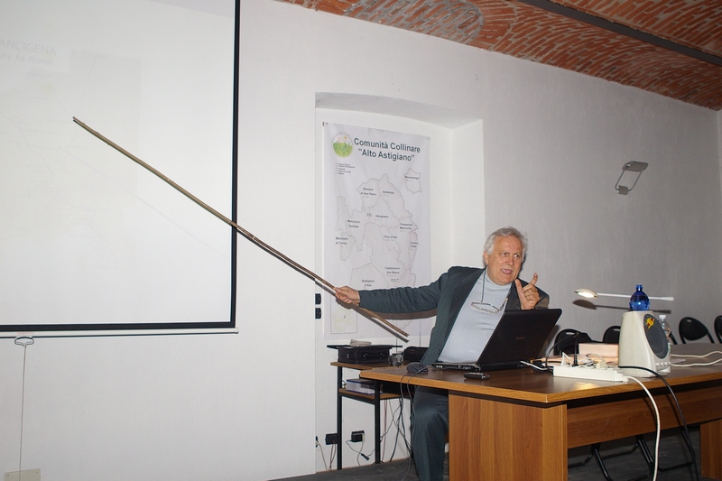 Conferenza del Prof. Dario Rei su "La mela errante - Viaggi reali e immaginari fra cieli e suoli"  presso la Sala Convegni dell Azienda Sperimentale di Vezzolano, sabato 20 aprile 2013.