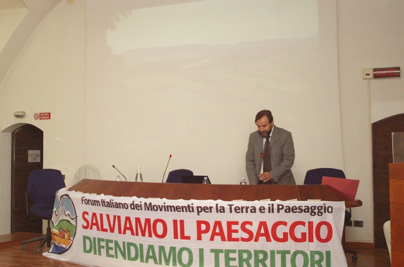 Relazione di Marco Devecchi su Richieste di Dichiarazione di notevole interesse pubblico del paesaggio e funzione degli osservatori, presso la Scuola del bello in soccorso dei paesaggi  urbani e rurali a Fossano, Castello degli Acaja [Foto di Dario Milano].