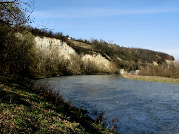 Veduta del Tanaro e delle sponde in molti tratti ancora selvagge nel territorio Astigiano [Foto di Giancarlo Trafano]