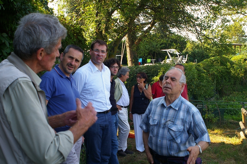 Visita guidata da parte dell Arch. Vittorio Fiore all intervento di messa in sicurezza del fronte franoso a Revignano d Asti - Località Casarotto, grazie all applicazione di adeguate tecniche di ingegneria naturalistica. Nella foto: da (sx) Ing. Giuseppe Ratti, Dott. Angelo Marengo (settore ambiente della Provincia di Asti), Avv. Davide Arri (Vice Sindaco di Asti), Dott. Alessandro Risso (Consigliere dell Ordine dei Dottori Agronomi e Forestali della Provincia di Asti), Dott. Agr. Ernesto Doglio Cotto, Dott.ssa Elena Berta (Responsabile Settore verde pubblico del Comune di Asti) e Arch. Vittorio Fiore (Socio AIPIN e Membro dell osservatorio del Paesaggio per il Monferrato e l Astigiano) [Foto di Marco  Devecchi].