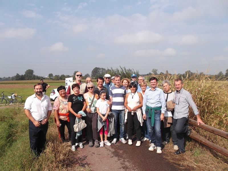 Foto ricordo con i partecipanti all incontro presso la nuova alberata di Villanova d Asti con la decisione presa di una nuova "Giornata di piantagioni arboree" per sabato 29 novembre 2014.