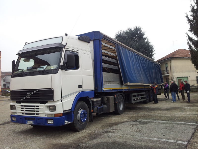 Arrivo dei 42 tigli dalla Toscana tramite camion per la realizzazione della nuova alberatura della pista ciclabile di Villanova d'Asti [Foto di Angelo Porta].