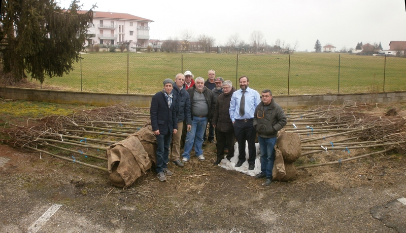 Foto ricordo al termine delle operazioni di scarico dei 42 tigli con il gruppo degli Alpini di Villanova d'Asti, il Sindaco, Dott. Christian Giordano, il Prof. Marco Devecchi  (Osservatorio del paesaggio), il Dott. Angelo Porta (Circolo Legambiente Valtriversa) e il Sig. Ranieri Lampis (Vivai Capacchi di Pistoia).