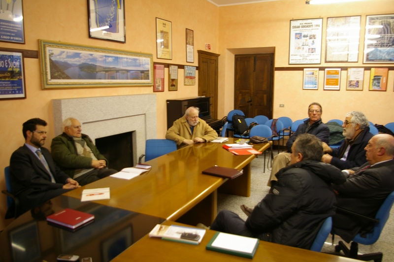 Momento di discussione tra i rappresentanti degli osservatori del Paesaggio del Piemonte presso l Ecomuseo Ecomuseo del Lago d Orta e Mottarone. Nella foto da (sx): Silvio Garlasco,Valerio Di Battista, rappresentante della comunità del Lago d Orta, Roberto Pozzi, Riccardo Avanzi, Giampaolo Bardazza e Diego Corradin [Foto di Marco Devecchi].