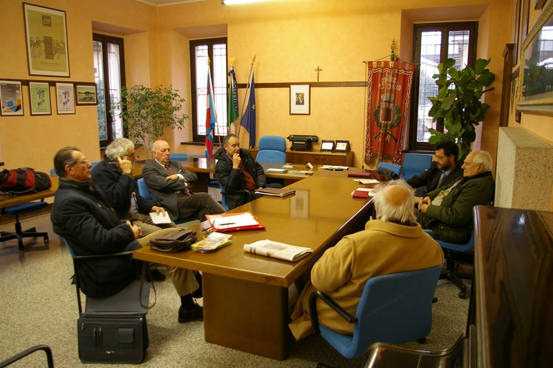 Momento di discussione tra i rappresentanti degli osservatori del Paesaggio del Piemonte presso l Ecomuseo Ecomuseo del Lago d Orta e Mottarone. Nella foto da (sx): Roberto Pozzi, Riccardo Avanzi, Giampaolo Bardazza, Diego Corradin, Silvio Garlasco e Valerio Di Battista [Foto di Marco Devecchi].