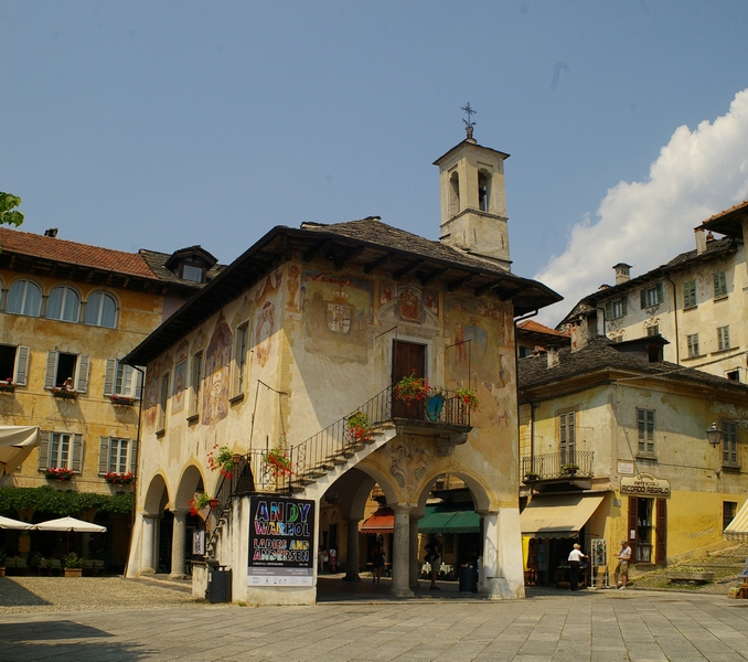 Veduta della pittoresca e bellissima piazza del centro storico di Orta.