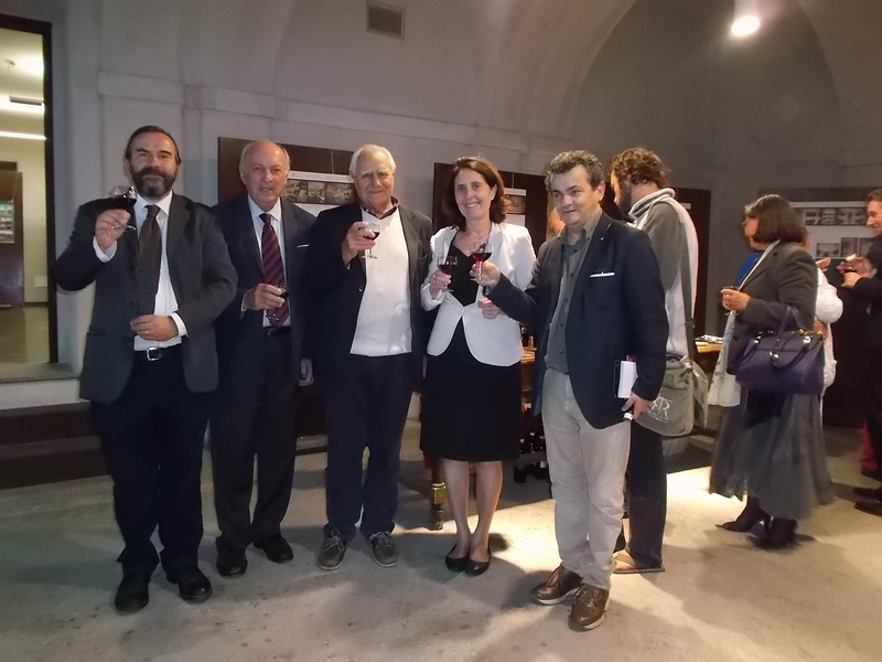 Brindisi benaugurale presso il Castello di Casale Monferrato per una proficua collaborazione tra gli Osservatori italiani del paesaggio e il Consiglio d Europa nello spirito tracciato dalla Convenzione europea del Paesaggio. Nella foto da (sx): Prof. Marco Devecchi (Presidente dell Osservatorio del Paesaggio per il Monferrato e l Astigiano), Dott. Gian Paolo Bardazza (Segretario dell Osservatorio del paesaggio per il Monferrato casalese), Prof. Valerio Di Battista (Presidente dell Osservatorio del paesaggio per il Monferrato casalese), la Dott.ssa Maguelonne Déjeant-Pons  (Executive Secretary of  the European Landscape Convention  and Steering Committee for Culture, Heritage and Landscape) del Consiglio d Europa, e il Prof. Domenico Nicoletti (Osservatorio del paesaggio europeo di Arco latino).