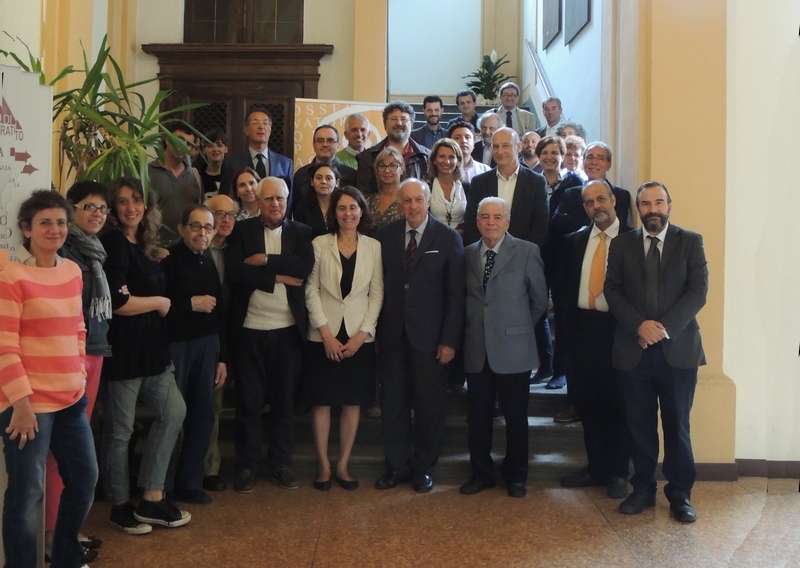 Foto ricordo nella pausa pranzo dei partecipanti all incontro di studio degli Osservatori italiani del paesaggio presso il Palazzo del Seminario vescovile di Casale Monferrato. In centro nella foto la Dott.ssa Maguelonne Déjeant-Pons  (Executive Secretary of  the European Landscape Convention  and Steering Committee for Culture, Heritage and Landscape) del Consiglio d Europa e il Prof. Valerio Di Battista, Presidente dell Osservatorio del paesaggio per il Monferrato casalese e Coordinatore della Rete degli Osservatori del Paesaggio del Piemonte.