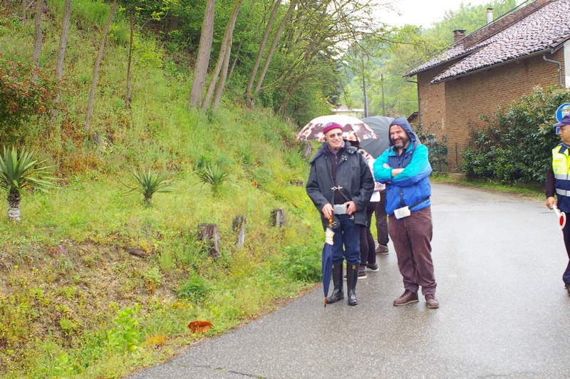 Momento di approfondimento da parte del Prof. Vincenzo Gerbi e del Prof. Marco Devecchi sugli affioramenti fossiliferi di Cantarana.