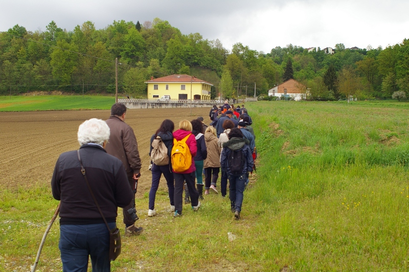 Partecipanti alla camminata lungo i sentieri nei campi e seminativi di Cantarana.