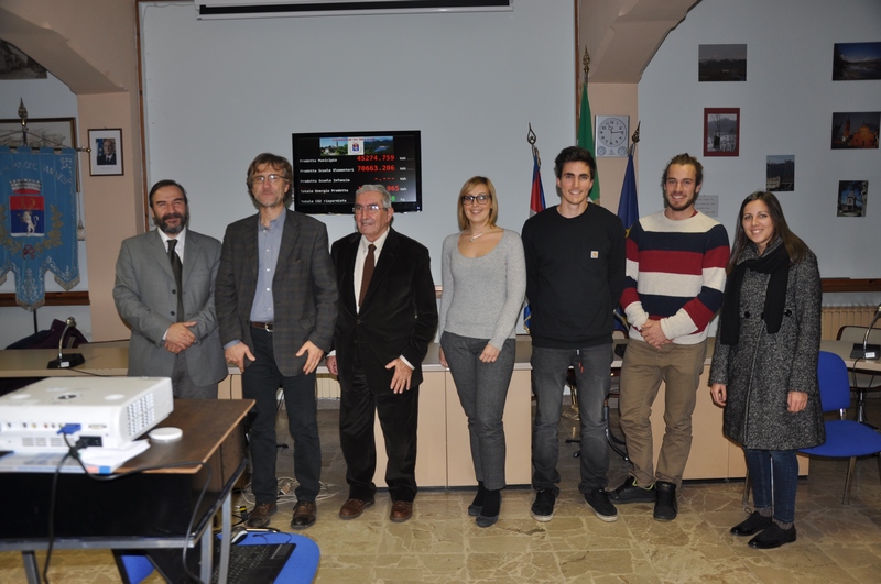 Foto ricordo al termine della Conferenza. Da (sx) Prof. Marco Devecchi (Università di Torino), Dott. Marco Formia (Sindaco di Mazzè), Dott. Ernesto Zambotti (Consigliere comunale di Mazzè), Dott.ssa Alessandra Gassino, Assessore alla  cultura,  turismo e  sviluppo economico del Comune di Mazzè e studenti del corso di Laurea Magistrale interateneo in "Progettazione delle aree verdi e del paesaggio".