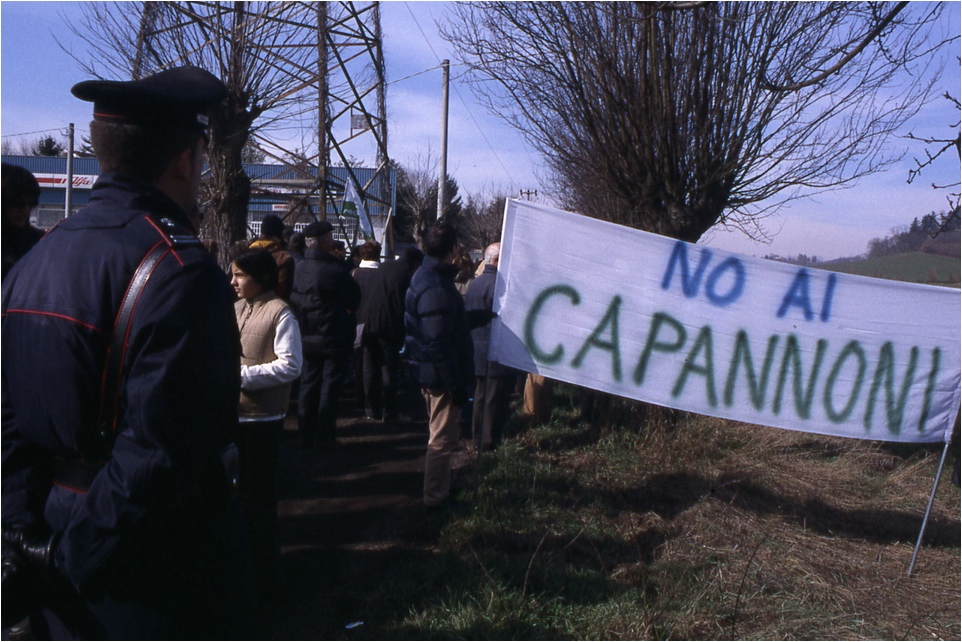Esempio di attiva partecipazione della popolazione astigiana contro la costruzione di ulteriori capannoni. Manifestazione  svoltasi ad Asti.