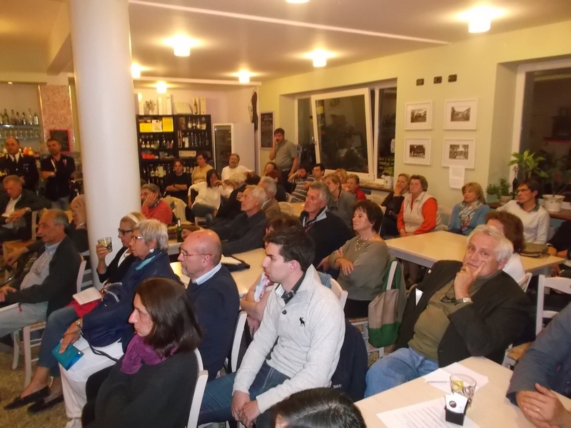 Veduta del folto pubblico presente alla riunione a Montafia [Foto di Angelo Porta].