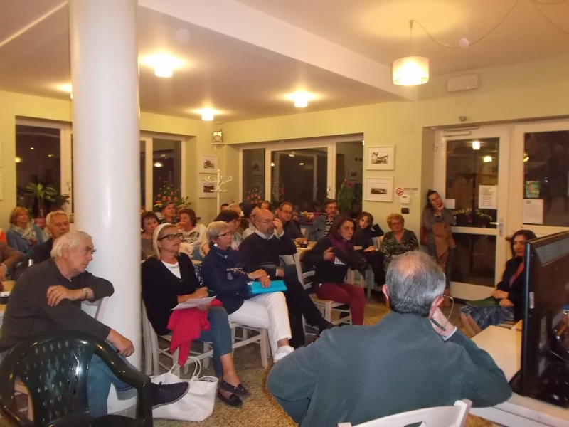 Veduta del folto pubblico presente alla riunione a Montafia [Foto di Angelo Porta].