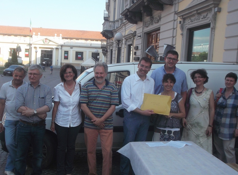 Foto ricordo del momento della consegna al Vice Sindaco di Asti, Davide Arri, da parte di Gabriella Sanlorenzo (Portavoce del Movimento Stop al Consumo di Territorio Astigiano) del plico con le firme per un chiaro e netto NO ai progetti di Agrivillage e Porta del Monferrato, delle Langhe e del Roero e la revisione complessiva del Piano Regolatore Comunale. Tra I partecipanti: Angelo Porta (Circolo Legambiente Valtriversa), Anna Bosia (Consigliera del Comune di Asti), Giancarlo Dapavo (Legambiente Gaia di Asti), Alessandro Durando (Presidente della Confederazione Agricoltori Italiani - Sede di Asti) e Daniela Grassi (Responsabile del Centro Culturale San Secondo).