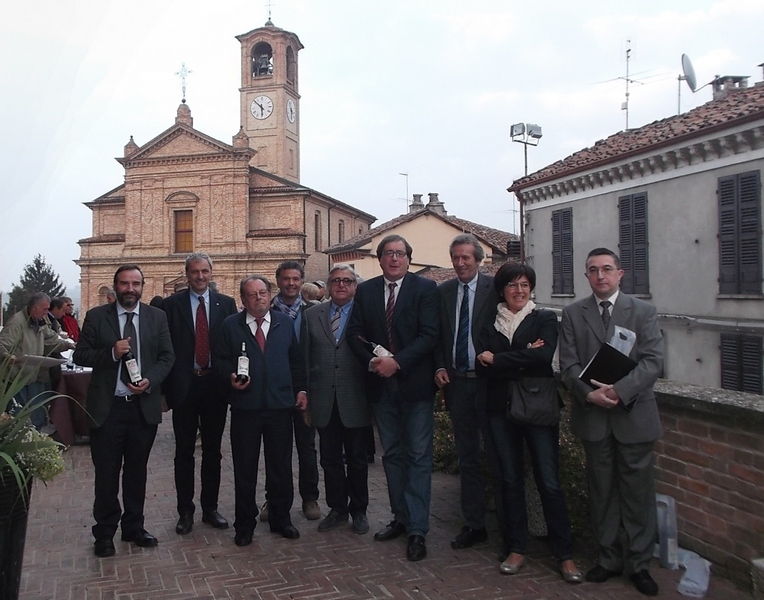 Foto ricordo al termine del Convegno su "Castagnole Monferrato 1164 - 2014. 850 Anniversario. Dal Maarchesato a Patrimonio dell Umanità". Nella foto da (sx): Marco Devecchi (Osservatorio del paesaggio per il Monferrato e l Astigiano), Francesco Marengo (già Sindaco di Castagnole Monferrato), Vittorio Camilla (Esperto e studioso del vino), Prof. Fiorenzo Gatti (Enologo), Pierluigi Berta (Provincia di Asti), Enzo Baraldi (Sindaco di Castagnole Monferrato), Mariuccia Sanlorenzo (Comune di Castagnole Monferrato) e Alessandro Alemanno (Direttore del Museo storico Badogliano).