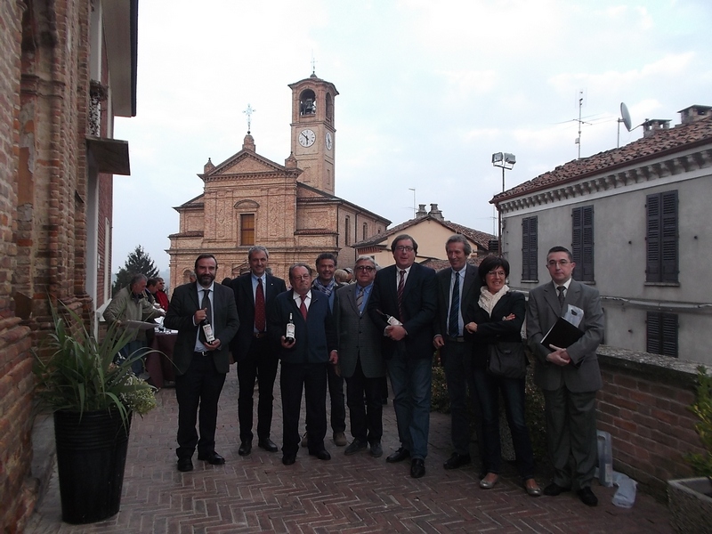 Foto ricordo al termine del Convegno su "Castagnole Monferrato 1164 - 2014. 850 Anniversario. Dal Maarchesato a Patrimonio dell Umanità". Nella foto da (sx): Marco Devecchi (Osservatorio del paesaggio per il Monferrato e l Astigiano), Francesco Marengo (già Sindaco di Castagnole Monferrato), Vittorio Camilla (Esperto e studioso del vino), Prof. Fiorenzo Gatti (Enologo), Pierluigi Berta (Provincia di Asti), Enzo Baraldi (Sindaco di Castagnole Monferrato), Mariuccia Sanlorenzo (Comune di Castagnole Monferrato) e Alessandro Alemanno (Direttore del Museo storico Badogliano).