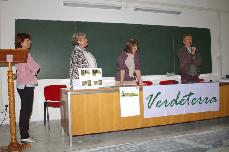 Introduzione da parte del Moderatore, Silvano Roggero (Circolo di SAnt Anna) del Seminario di studi sull Ailanto. Al Tavolo dei relatori: (sx) Ileana Spriano (FAI di Alessandria) e Elena Berta (centro) (Responsabile delle aree verdi della Città di Asti).