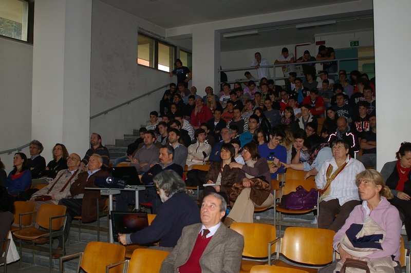 Folto pubblico presente in sala.