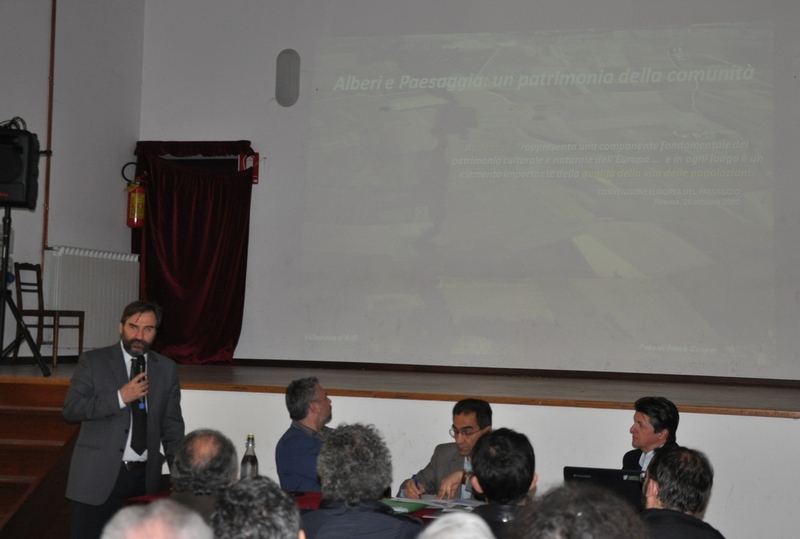 Relazione del Prof. Marco Devecchi, Docente del Dipartimento di Scienze agrarie, forestali e alimentari dell Università di Torino, su "Legge n° 10 del 14 gennaio 2013: un opportunità per la realizzazione e salvaguardia delle alberate" [Foto di Angelo Porta].