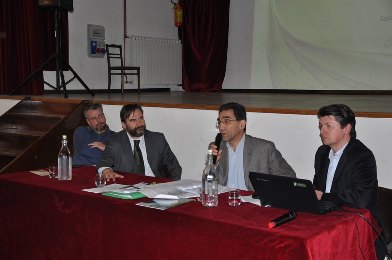 Introduzione al momento di studio sull alberata di Via Roma a Cavallermaggiore da parte dell Assessore all Ambiente, Tino Testa. Nella foto al tavolo dei relatori: Dott. Marco Bonavia (Presidente dell Ordine dei Dottori agronomi e forestali della Provincia di Cuneo), Prof. Marco Devecchi (Docente del Dipartimento di Scienze agrarie, forestali e alimentari dell Università di Torino), Assessore all ambiente Tino Testa del comune di Cavallermaggiore, e Dott. Agr. Marco Nota [Foto di Angelo Porta].