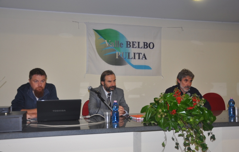 Tavolo dei relatori del Convegno su "Vivere il torrente per riqualificare il paesaggio". Da (sx) Dott. Stefano Fenoglio (Docente di Ecologia all Università del Piemonte orientale), (centro) Prof. Marco Devecchi (Osservatorio del Paesaggio per il Monferrato e l Astigiano) e Dott. Claudio Riccabone (Associazione Valle Belbo Pulita) [Foto di Umberto Gallo-Orsi].