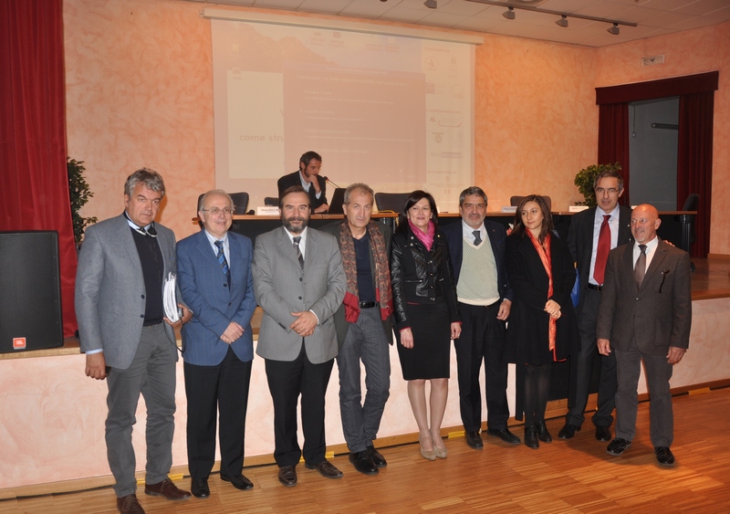 Foto ricordo al termine del Convegno con (da sx): Valter Valle (in rappresentanza del Vice Ministro Andrea Olivero), Dott. Gualtiero Freiburger (Regione Piemonte), Prof. Marco Devecchi (DISAFA - Università di Torino), Prof. Mauro Agnoletti (GESAAF - Università di Firenze), Prof.ssa Anna Maria Pioletti (Università della Valle d Aosta), Prof. Osvaldo Failla (Presidente del Comitato Tecnico-Scientifico del  CERVIM), Prof.ssa Angioletta Voghera (CED PPN DIST - Politecnico di Torino), Dott. Roberto Gaudio (Presidente del CERVIM) e Dott. Michel Bouche (Direttore del Consorzio Vini della Savoia (Francia) [Foto di Paola Gullino].