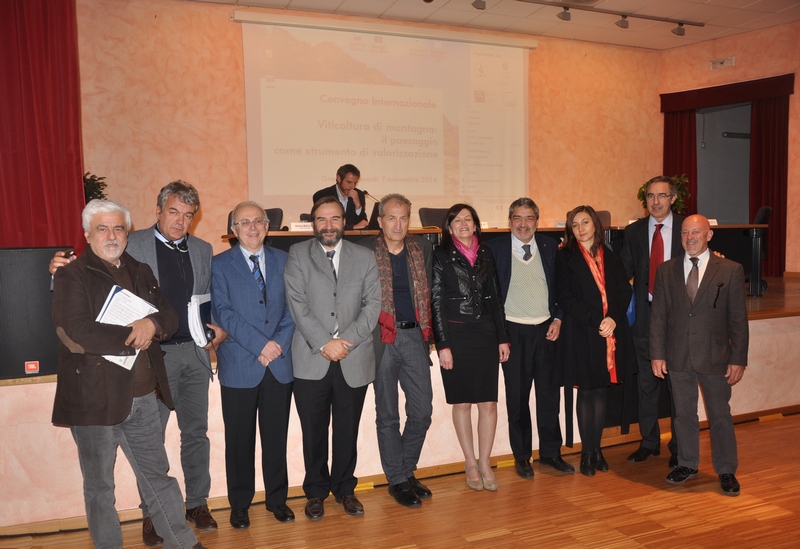 Foto ricordo al termine del Convegno con Dott. Sergio Miravalle (Giornalista), Valter Valle (in rappresentanza del Vice Ministro Andrea Olivero), Dott. Gualtiero Freiburger (Regione Piemonte), Prof. Marco Devecchi (DISAFA - Università di Torino), Prof. Mauro Agnoletti (GESAAF - Università di Firenze), Prof.ssa Anna Maria Pioletti (Università della Valle d Aosta), Prof. Osvaldo Failla (Presidente del Comitato Tecnico-Scientifico del  CERVIM), Prof.ssa Angioletta Voghera (CED PPN.DIST - Politecnico di Torino), Dott. Roberto Gaudio (Presidente del CERVIM) e Dott. Michel Bouche (Direttore del Consorzio Vini della Savoia (Francia) [Foto di Paola Gullino].