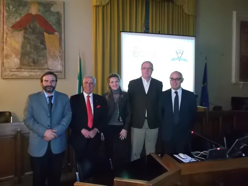 Foto ricordo con i relatori al termine del Convegno su "La memoria del Monferrato: dalle mappe ai monitor", da (sx): Marco Devecchi (Osservatorio del Paesaggio per il Monferrato e l Astigiano), Senatore Adriano Icardi, Barbara Repetti (Architetto del paesaggio, collaboratore Geomorfolab), Gerardo Brancucci (Università degli Studi di Genova) e Roberto Maestri (Circolo Culturale "I Marchesi del Monferrato) [Foto di Carlo Bidone].