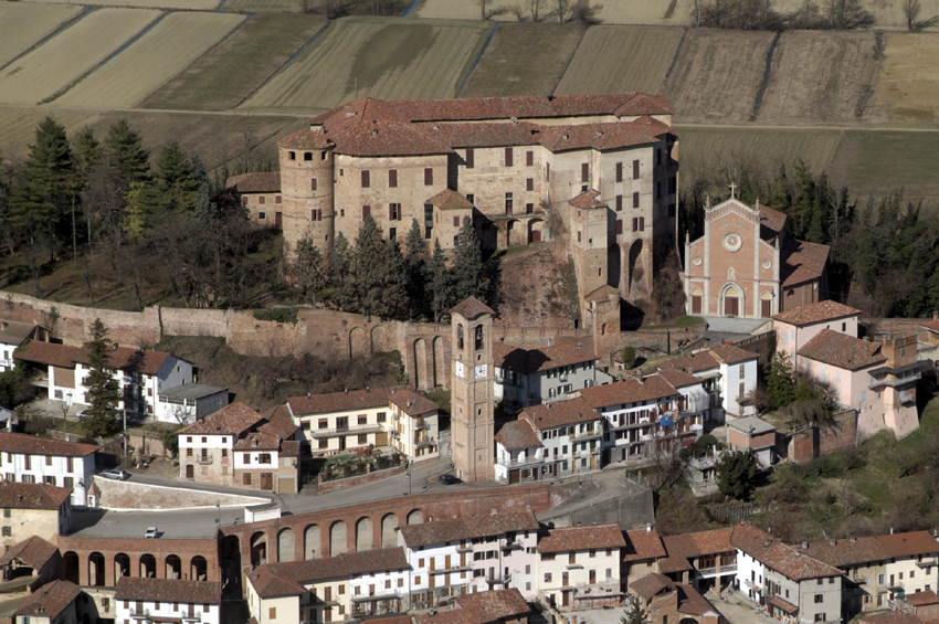 Veduta del Castello di Frinco alla sommità del colle nella campagna astigiana.