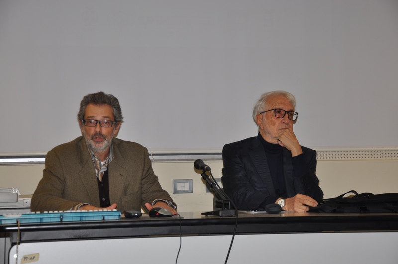Saluto introduttivo da parte del Dott. Francesco Scalfari (Direttore di Asti Studi Superiori). Al tavolo dei relatori, il Prof. Gianluigi Bravo, Presidente del Club UNESCO di Asti.