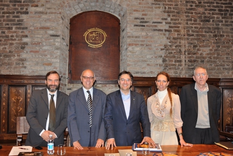 Foto ricordo al termine del Convegno su "Dalla Signoria di Guglielmo VII ai nostri tempi. Il ritorno dei Marchesi di Monferrato nelle Langhe e nel Roero" con I relatori e il Moderatore. Da (sx): Prof. Marco Devecchi (Presidente dell Osservatorio del Paesaggio per il Monferrato e l Astigiano), Dott. Roberto Maestri (Circolo Culturale I Marchesi del Monferrato), Dott. Roberto Cerrato (Direttore dell Associazione per il Patrimonio dei Paesaggi Vitivinicoli di Langhe-Roero e Monferrato), Dott.ssa Samantha Panza (Associazione Principessa Valentina)  e Dott. Giancarlo Patrucco (Circolo Culturale I Marchesi del Monferrato).