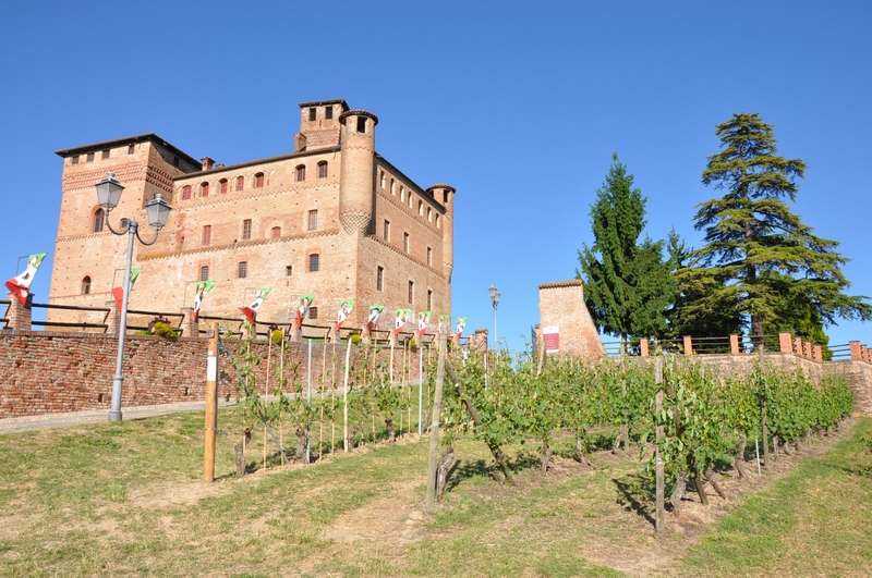 Veduta dello straordinario Castello di Grinzane Cavour.