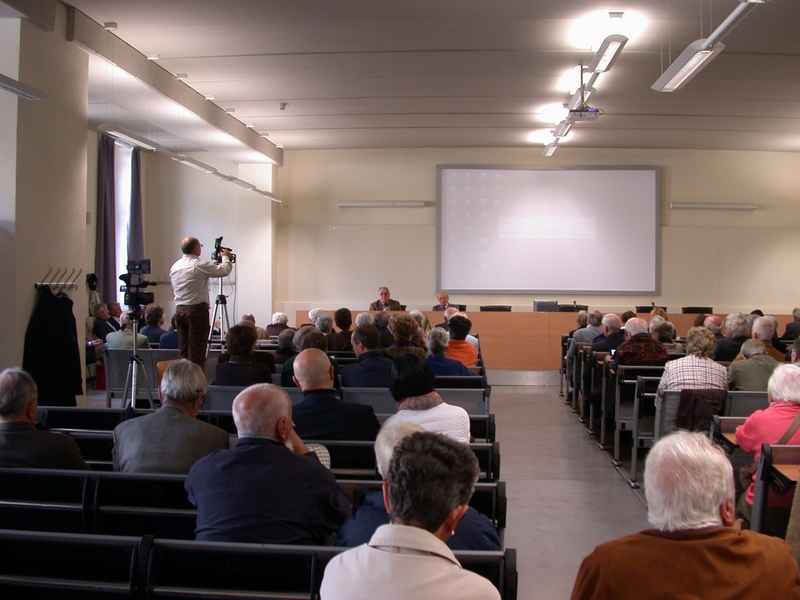 Veduta del folto pubblico presente in sala all incontro di Omaggio a Giuseppe Ratti.