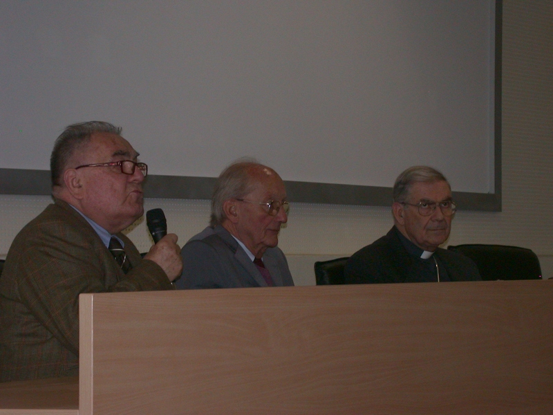 Presentazione del bando per l assegnazione di sei borse di studio intitolate a Giuseppe Ratti da parte del Prof. Franco Valfrè dell Università di Milano.Nella foto, il moderatore del Convegno, Ing. Francesco Garetto, e S.E. Mons. Francesco Ravinale, Vescovo di Asti.