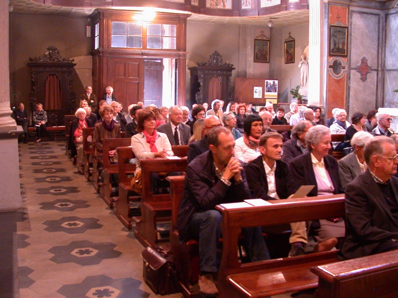 Veduta del folto pubblico presente a l Concerto presso la Chiesa di Santa Maria nuova.