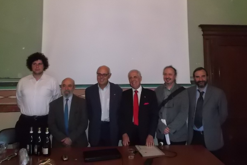 Foto ricordo: EUGENIO GAROGLIO (Associazione di ricostruzione storica Archibugieri di Monferrato), ANGELO ARATA (Istituto internazionale di studi liguri sezione statiella), ROBERTO MAESTRI (Circolo Culturale I Marchesi del Monferrato), Senatore Adriano Icardi, GIANFRANCO CUTTICA DI REVIGLIASCO (Storico dell Arte) e MARCO DEVECCHI (Osservatorio del Paesaggio per il Monferrato e l Astigiano).