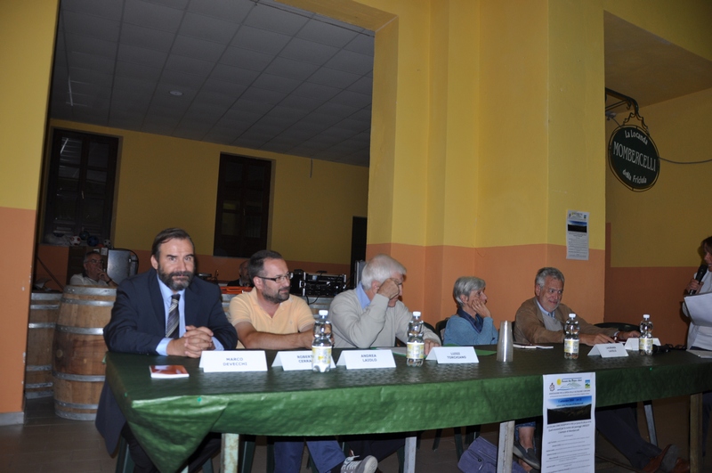 Veduta del Tavolo dei relatori del Convegno su "La collina come passaporto per la qualità della vita. Quali strumenti per la tutela dei paesaggi UNESCO? L esempio di Mombercelli" presso il Salone della Pro Loco di Mombercelli. Da (sx): Marco Devecchi, Vice Presidente del Centro studi sul paesaggio culturale del Monferrato, Andrea Laiolo, Sindaco di Vinchio, Assessore Urbanistica Comunità Collinare Valtiglione e Dintorni, Luigi Torchiano, Sindaco di Mombercelli e Presidente Unione Collinare Valtiglione e Dintorni, Laurana Lajolo, Presidente dell Associazione culturale Davide Lajolo, Direttrice del Festival del Paesaggio Agrario, e Livio Dezzani, Direttore della Pianificazione e Gestione Urbanistica della Regione Piemonte.