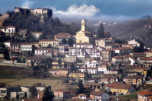 Veduta del bellissimo borgo di Mombercelli, il cui territorio rientra nelle aree viticole dichiarate dall UNESCO Patrimonio dell Umanità [Foto di Bruno Accomasso].