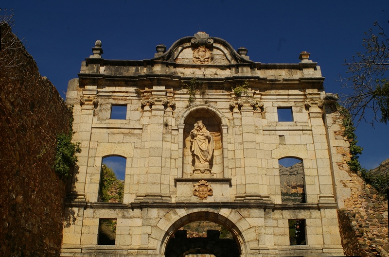 Veduta della facciata del Monastero di Santa Maria d Escaladei nel Priorat in Catalogna.