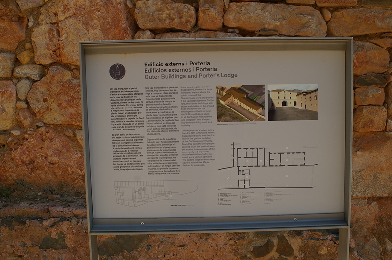 Cartello informativo della storia del Monastero di Santa Maria d Escaladei nel Priorat in Catalogna.