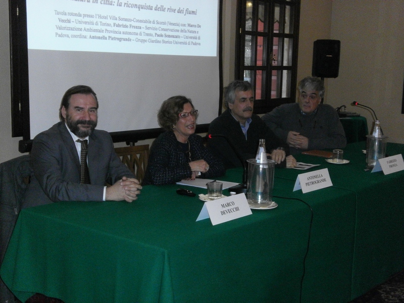 Introduzione alla Tavola rotonda da parte del Moderatore, Prof.ssa Antonella Pietrogrande del Gruppo Giardino Storico dell Università di Padova.Al Tavolo dei relatori da (sx): Prof. Marco Devecchi (Università di Torino), Prof.ssa Antonella Pietrogrande (Gruppo Giardino Storico dell Università di Padova), Fabrizio Fronza (Servizio Conservazione della Natura e Valorizzazione Ambientale Provincia autonoma di Trento) e Paolo Semenzato (Università di Padova) [Foto di Luis Carlos Barbato].