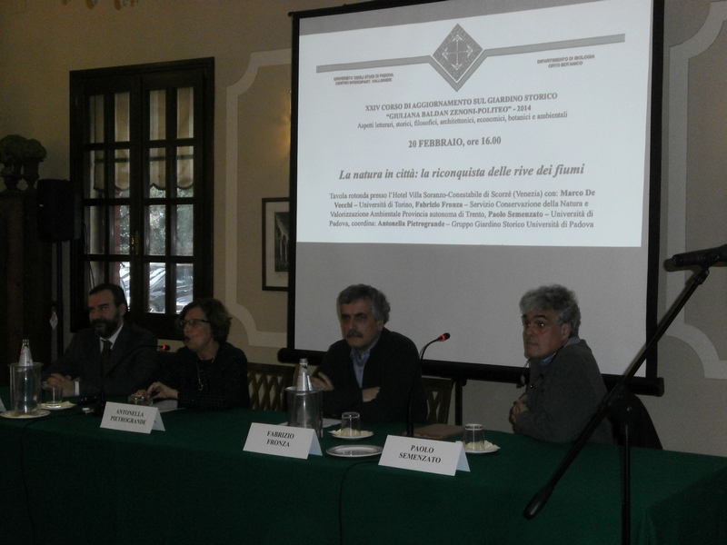 Introduzione alla Tavola rotonda da parte del Moderatore, Prof.ssa Antonella Pietrogrande del Gruppo Giardino Storico dell Università di Padova.Al Tavolo dei relatori da (sx): Prof. Marco Devecchi (Università di Torino), Prof.ssa Antonella Pietrogrande (Gruppo Giardino Storico dell Università di Padova), Fabrizio Fronza (Servizio Conservazione della Natura e Valorizzazione Ambientale Provincia autonoma di Trento) e Paolo Semenzato (Università di Padova) [Foto di Luis Carlos Barbato].